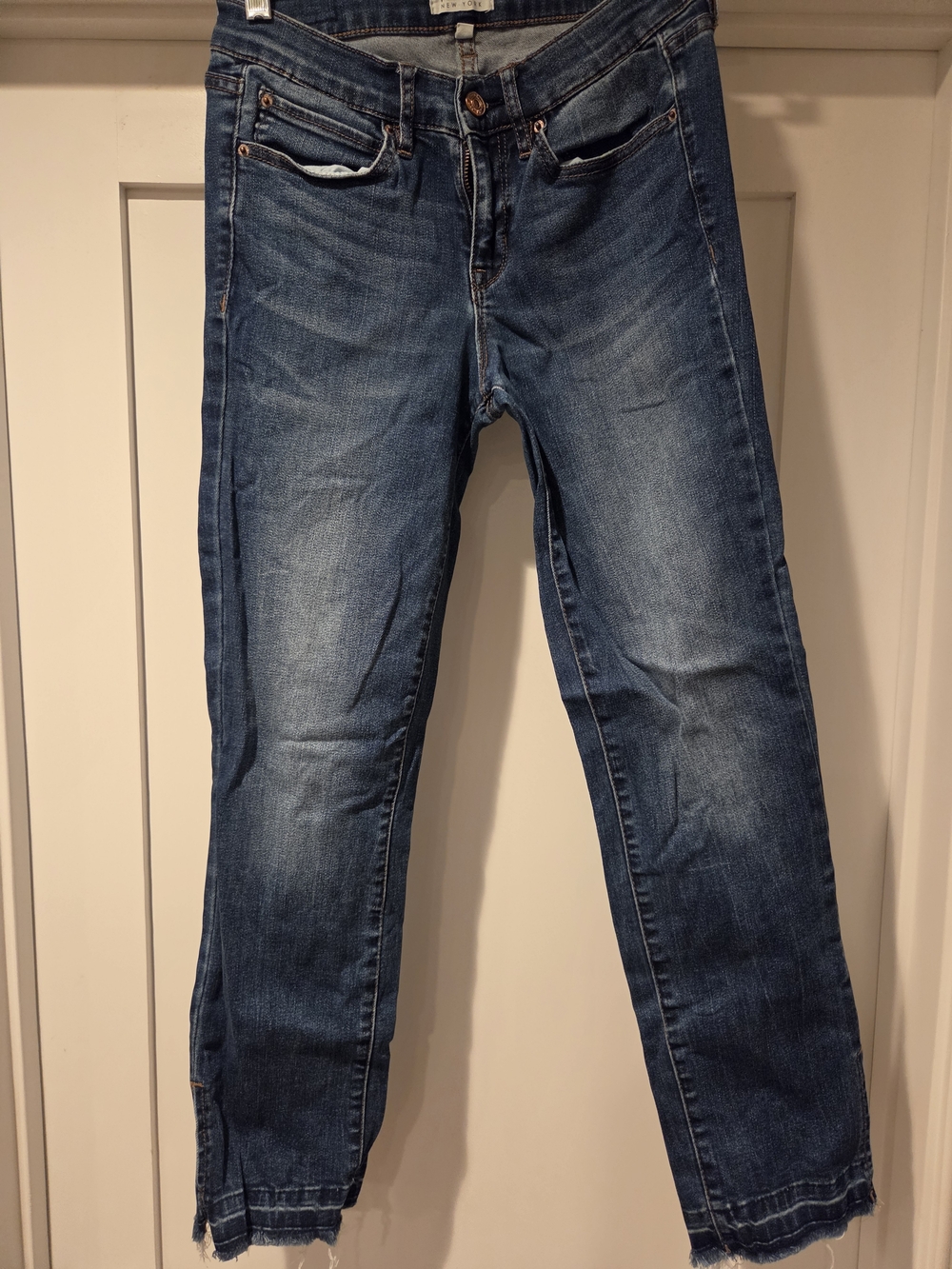 Boyfriend Jeans in Medium Blue Wash - Distressed Hem